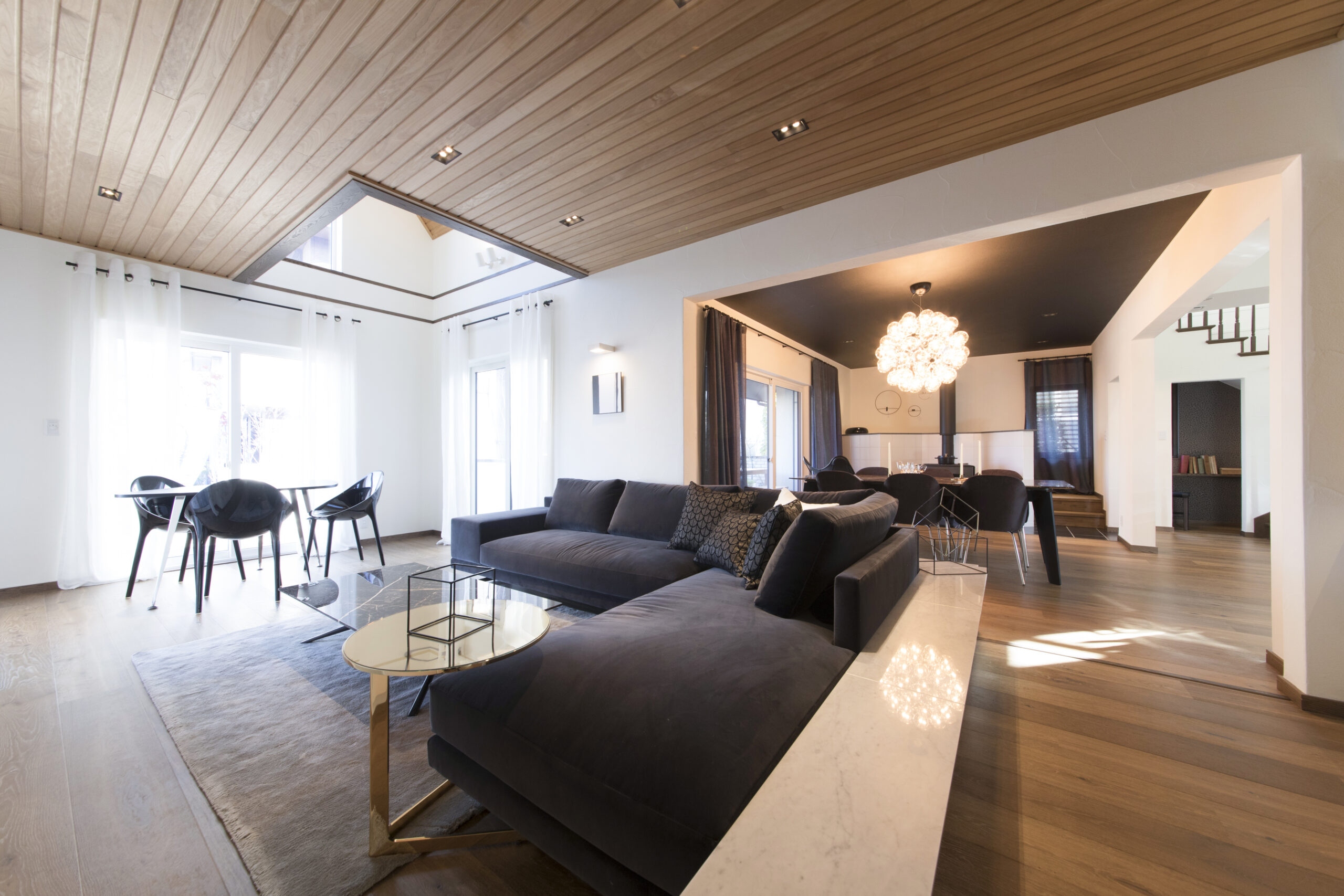 写真では伝わらない、本物の素材に「触れる」