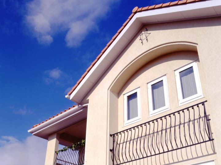 オレンジ色の屋根が映える 南欧風の住まい 北洲ハウジング