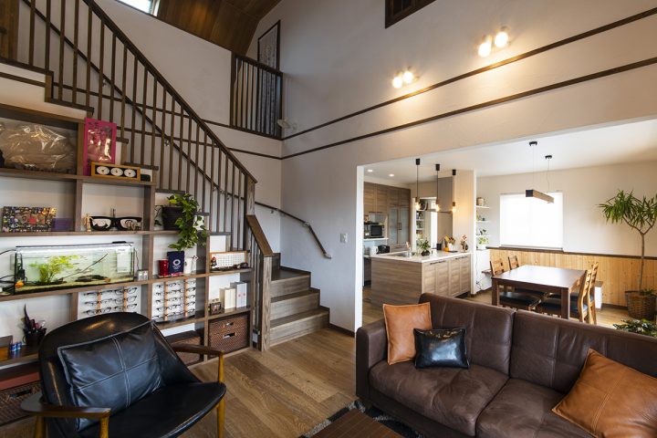 ダイナミックな船底天井リビングの大屋根邸宅