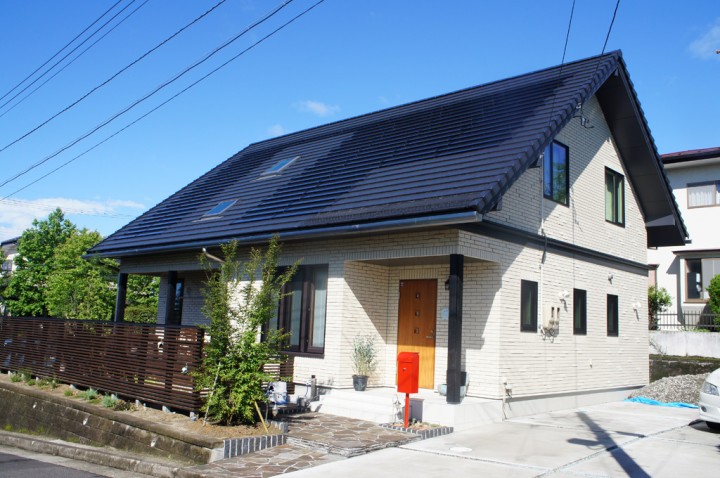 太陽光パネルを搭載した大屋根の家
