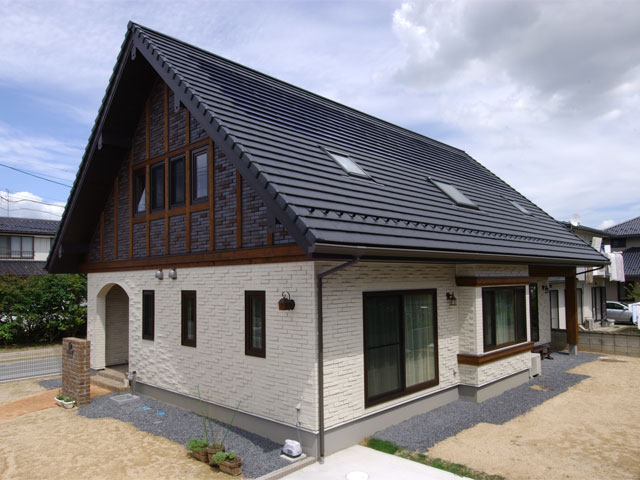 瓦型ソーラーパネルを採用した大屋根の家