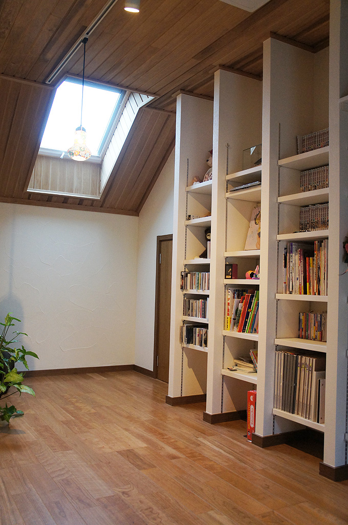 2階ホールに設けられた本の収納スペース – 北洲ハウジング