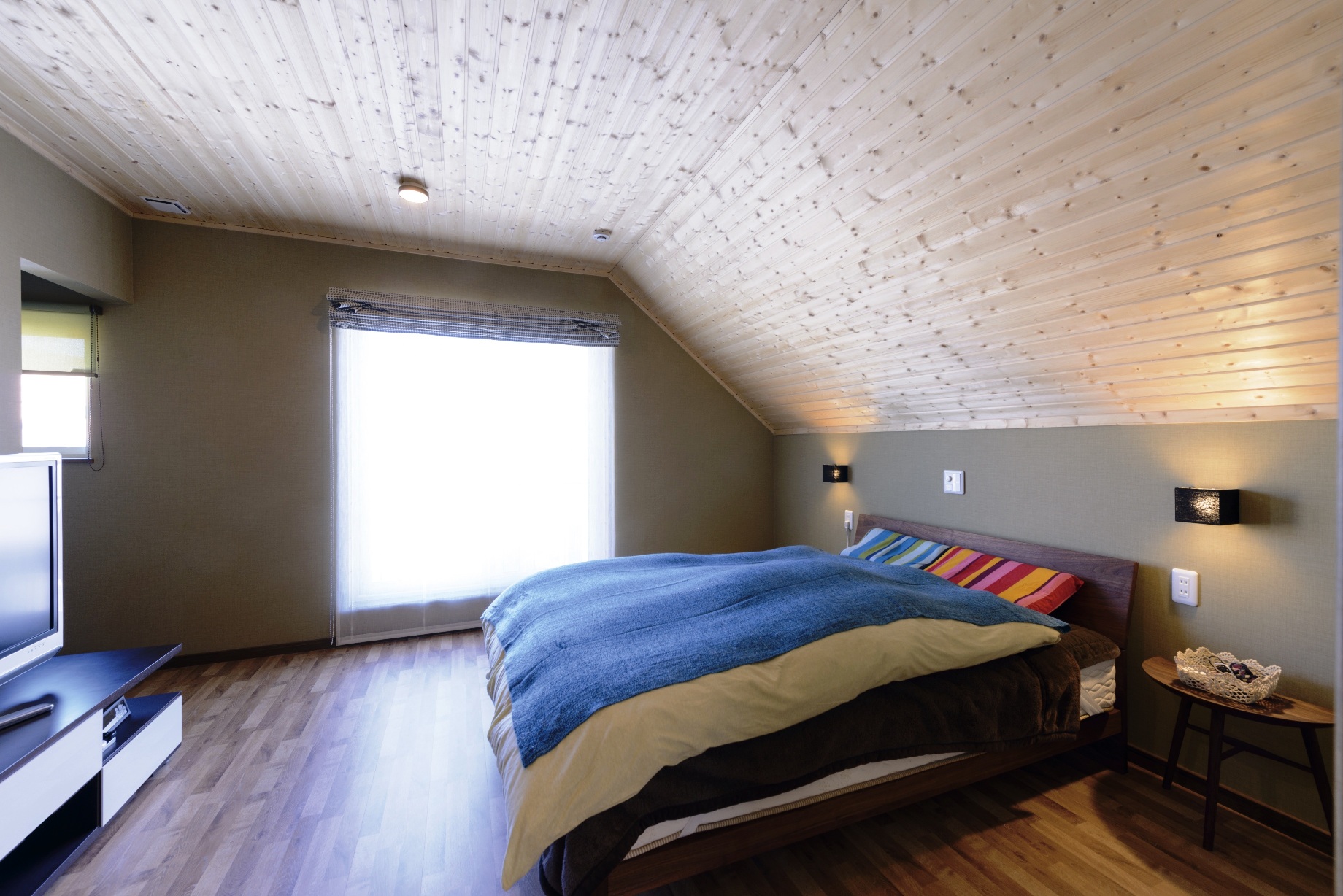 オークの床や化粧梁・・木のぬくもりあふれる北欧ティストの住まい – 北洲ハウジング