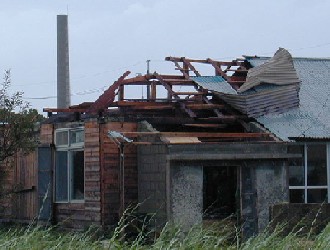 台風の強風によって飛ばされた屋根(南大東島地方気象台)