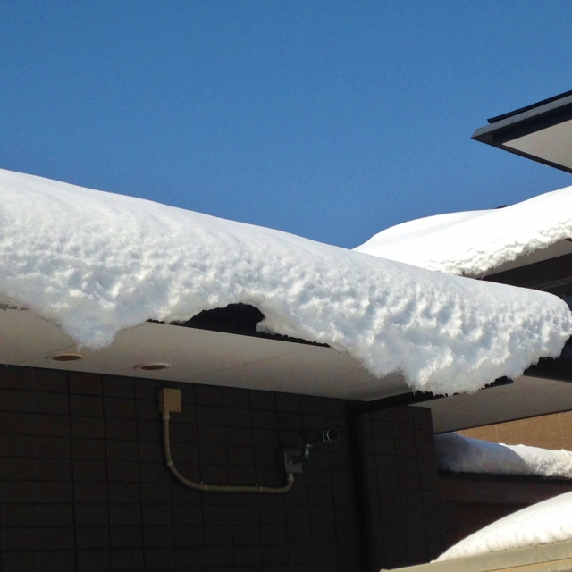 屋根の上の積雪