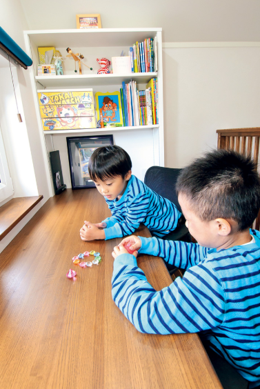 ふたりのお子さまが並んで勉強や読書に向かえるスタディルーム