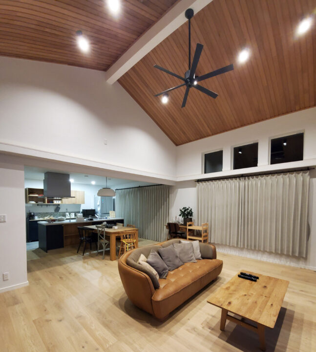 二世帯がのびのびと暮らす、平屋の邸宅