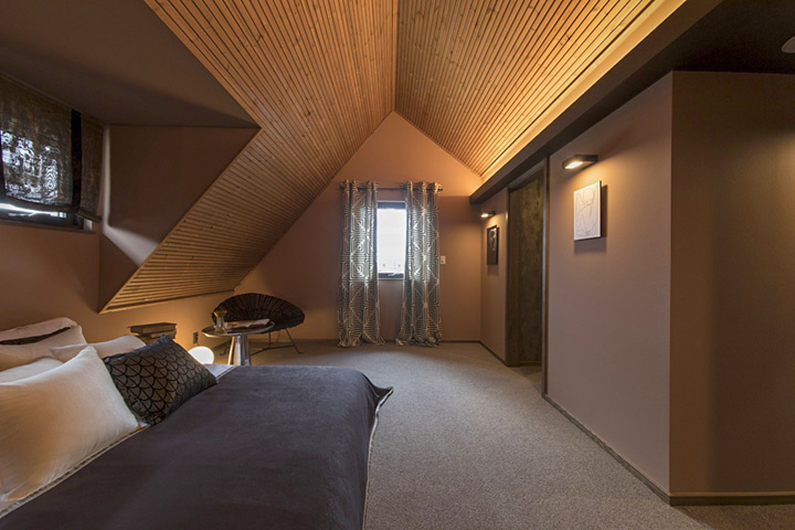 勾配天井と建築化照明を組み合わせたホテルのような寝室（北洲ハウジング展示場 ハウジングパーク郡山南）