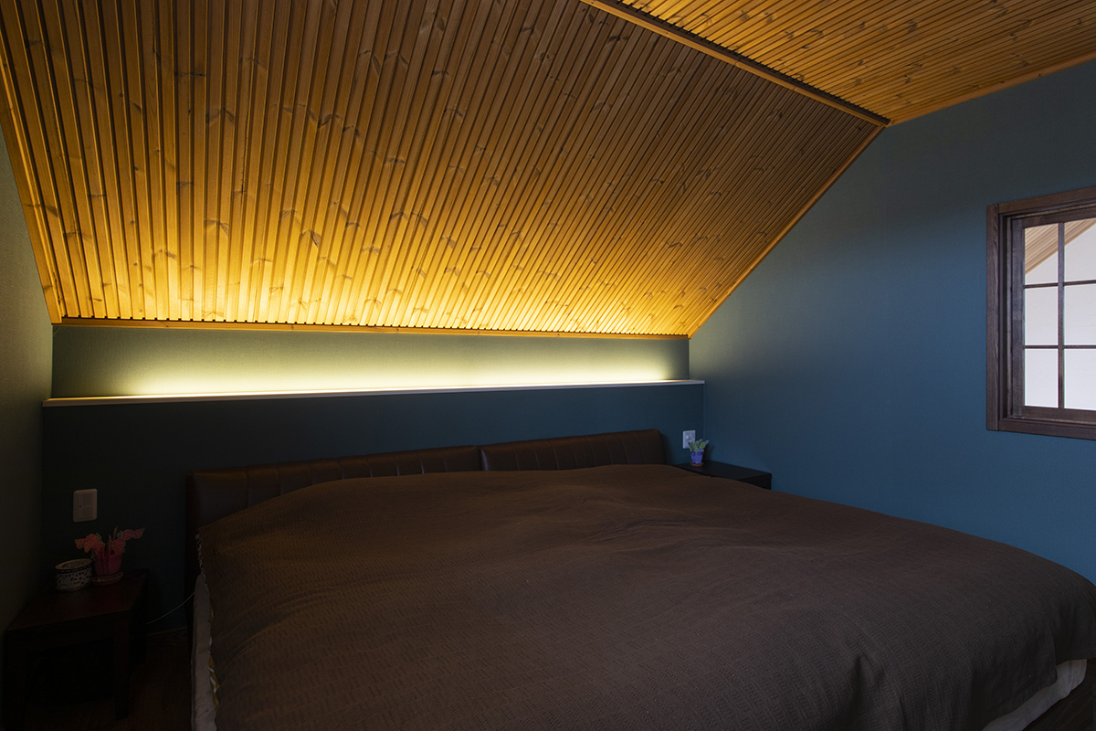 寝室を柔らかく照らすコーブ照明